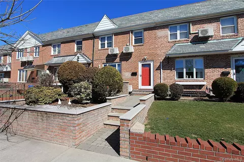 61-21 81st St, New York, NY 11379