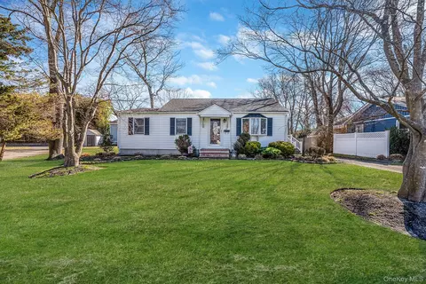 47 Thorburn Ave, Patchogue, NY 11772