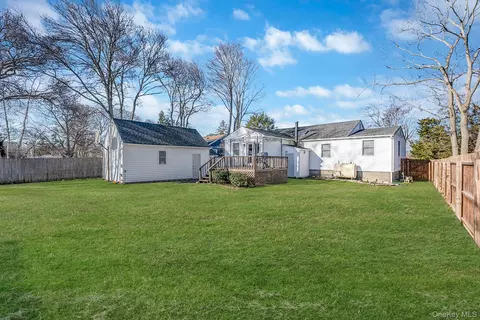 Exterior - 47 Thorburn Ave, Patchogue, NY 11772 photo 5 of 6
