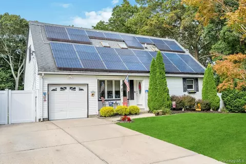 45 Floradora Dr, Mastic, NY 11950