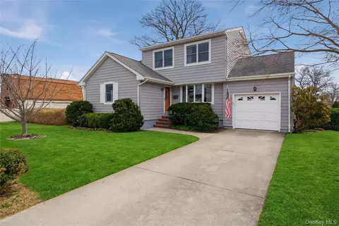 219 E John St, Lindenhurst, NY 11757