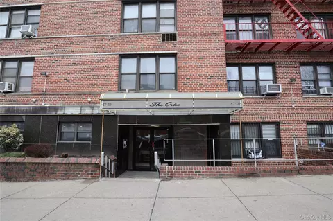 8720 175th St #3J, New York, NY 11432