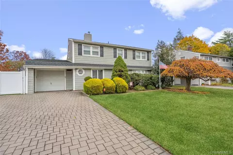 18 Bridle Ln, Hicksville, NY 11801