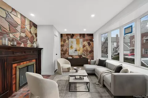 3079 Fearn Pl, New York, NY 10465