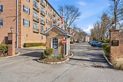 2 Consulate Dr #3B, Eastchester, NY 10707