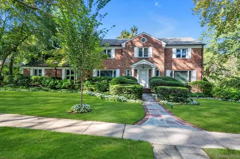 2 Chester Dr, North Hempstead, NY 11021