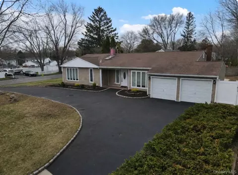 12 Fowler Ln, Mount Sinai, NY 11766