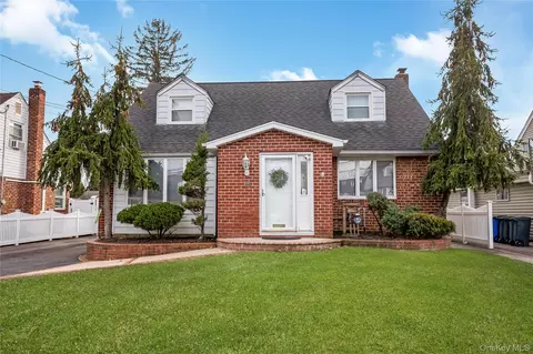 75 N Sloan Dr N, Valley Stream, NY 11580