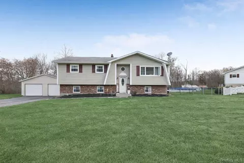 65 Maureen Dr, Middletown, NY 10940