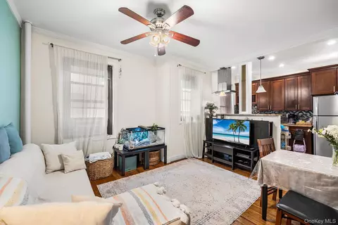 2137 33rd St #3C, Astoria, NY 11105