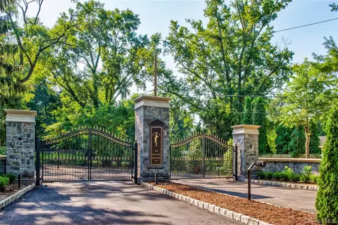 170 Hegemans Ln, Oyster Bay, NY 11545