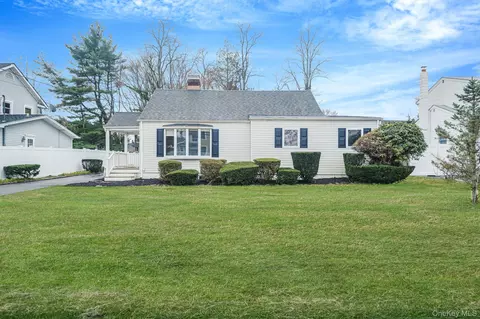 8 Florence Ct, Huntington Station, NY 11746