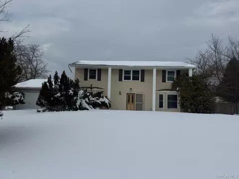 5 Bernice Ct, Coram, NY 11727