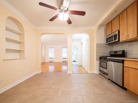 64-85 Saunders St #A9, New York, NY 11375