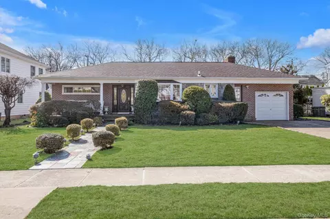 40 Vassar St, Garden City, NY 11530
