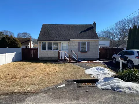 9 Beechwood Dr, Shirley, NY 11967