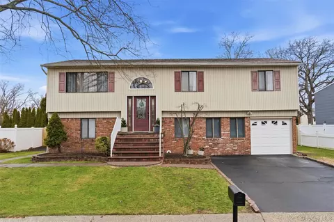 17 Westminster Ln, West Islip, NY 11795