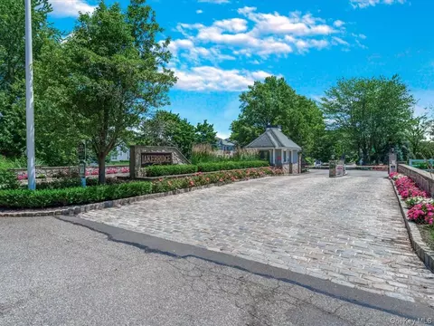 34 Lakebridge Dr S, Kings Park, NY 11754