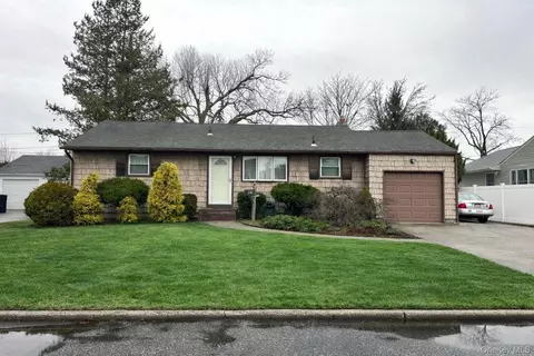 17 Windsor St, Islip, NY 11751