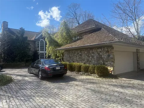 150 W Shore Rd, North Hempstead, NY 11024