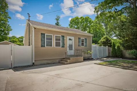 289 Magnolia Dr, Selden, NY 11784