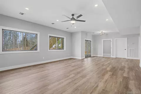 Living - 93 York Rd S, Wallkill, NY 12721 photo 7 of 8