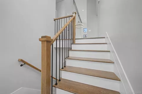 Entry Way - 93 York Rd S, Wallkill, NY 12721 photo 3 of 4