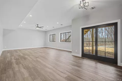 Living - 93 York Rd S, Wallkill, NY 12721 photo 5 of 8
