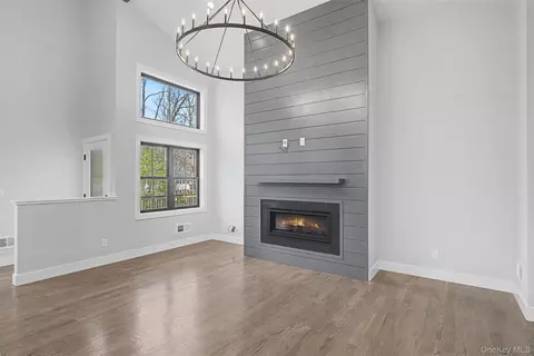 Living - 93 York Rd S, Wallkill, NY 12721 photo 4 of 8