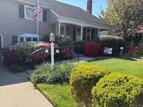 30 Tremont St, Garden City, NY 11530