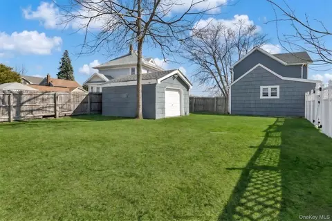 Exterior - 72 Waverly Ave, Patchogue, NY 11772 photo 9 of 10