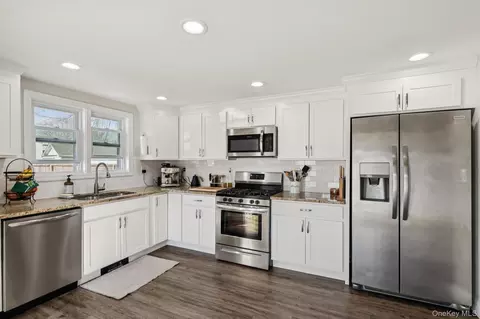 Kitchen - 72 Waverly Ave, Patchogue, NY 11772 photo 2 of 4