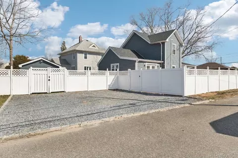 Exterior - 72 Waverly Ave, Patchogue, NY 11772 photo 10 of 10