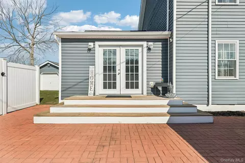 Exterior - 72 Waverly Ave, Patchogue, NY 11772 photo 5 of 10