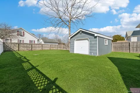 Exterior - 72 Waverly Ave, Patchogue, NY 11772 photo 7 of 10