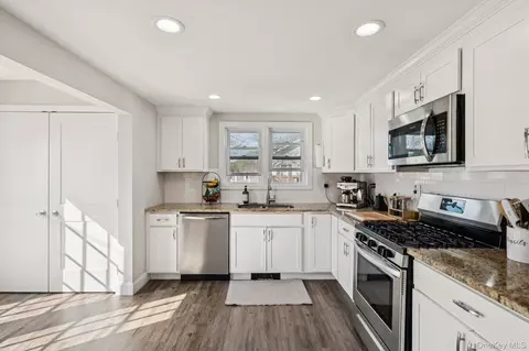 Kitchen - 72 Waverly Ave, Patchogue, NY 11772 photo 3 of 4