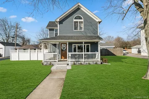72 Waverly Ave, Patchogue, NY 11772