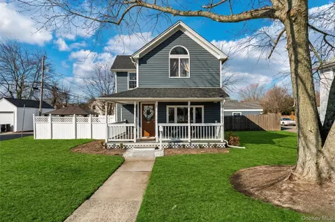 Exterior - 72 Waverly Ave, Patchogue, NY 11772 photo 2 of 10