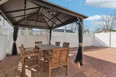 Exterior - 72 Waverly Ave, Patchogue, NY 11772 photo 4 of 10
