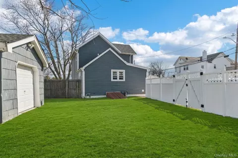 Exterior - 72 Waverly Ave, Patchogue, NY 11772 photo 8 of 10