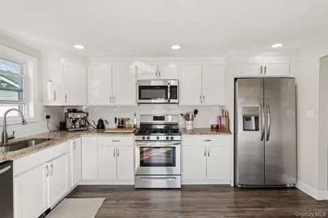 Kitchen - 72 Waverly Ave, Patchogue, NY 11772 photo 1 of 4