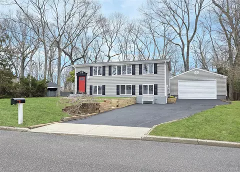 21 Possum Ln, Setauket, NY 11733