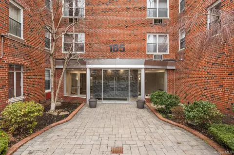185 S Midddle Neck Rd #1P, North Hempstead, NY 11021