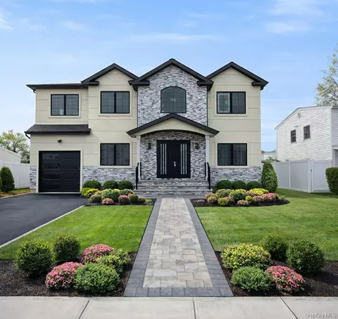 19 Crabtree Ln, Levittown, NY 11756