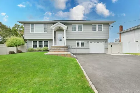 62 S Bay Ave, Massapequa, NY 11758