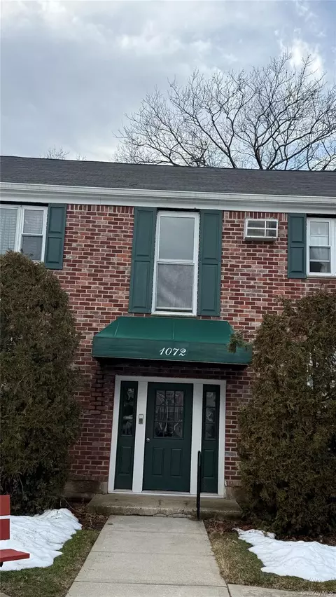 1072 Fenwood Dr #4, Valley Stream, NY 11580