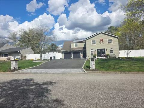 9 Torrey Pine Ln, Medford, NY 11763