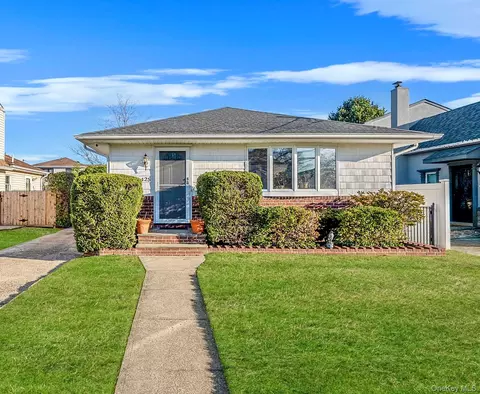425 Jackson St, Oceanside, NY 11572