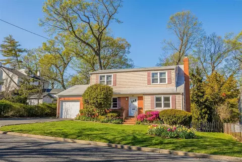 11 Delaware Ave, North Hempstead, NY 11050