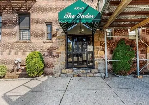 15517 Sanford Ave #2E, Flushing, NY 11355